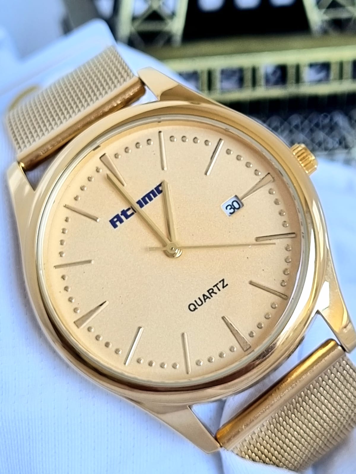 Relógio Feminino Pulseira Esteira Banhado a Ouro Atomo 9079