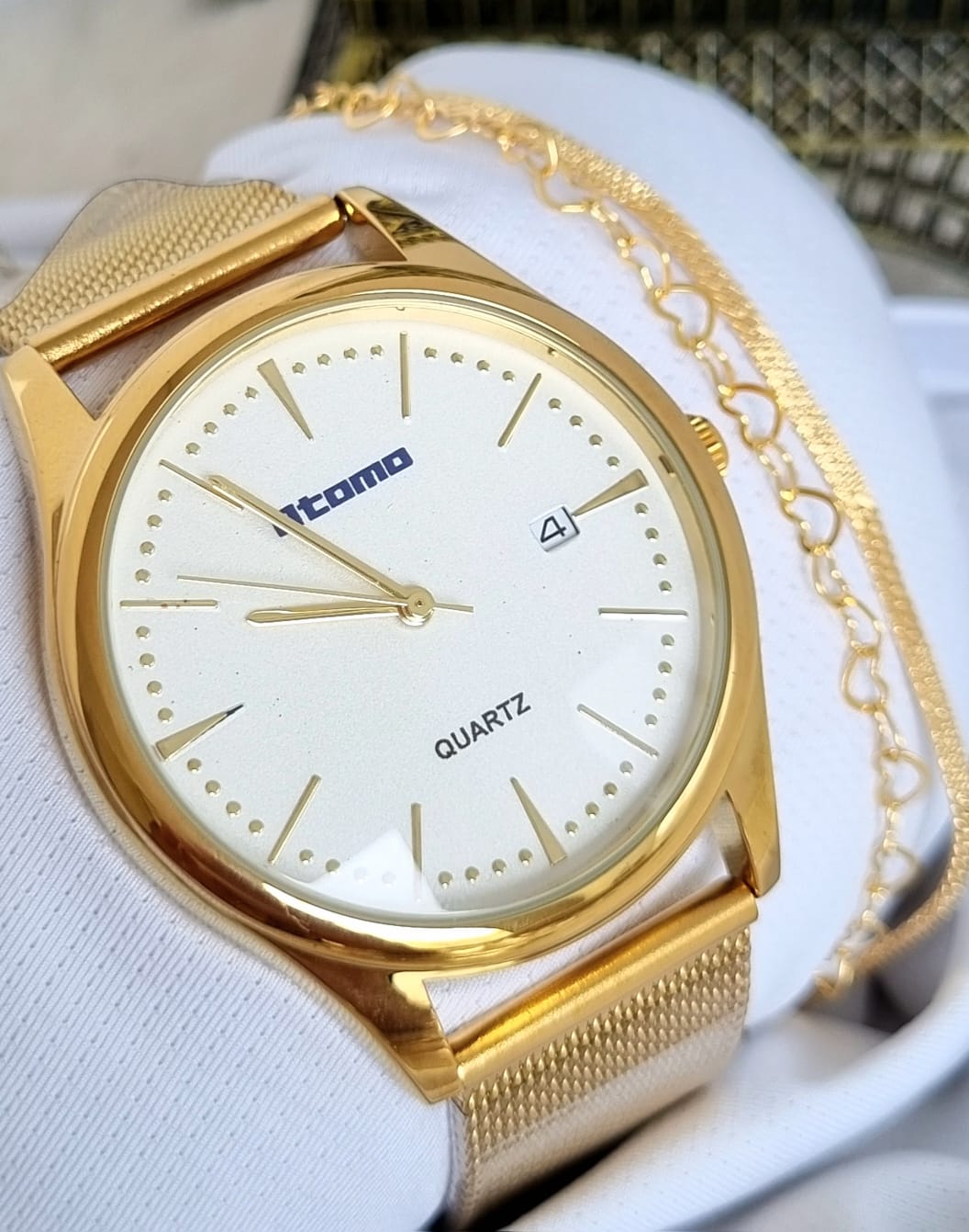 Relógio Feminino Pulseira Esteira Banhado a Ouro Atomo 9079FBK1