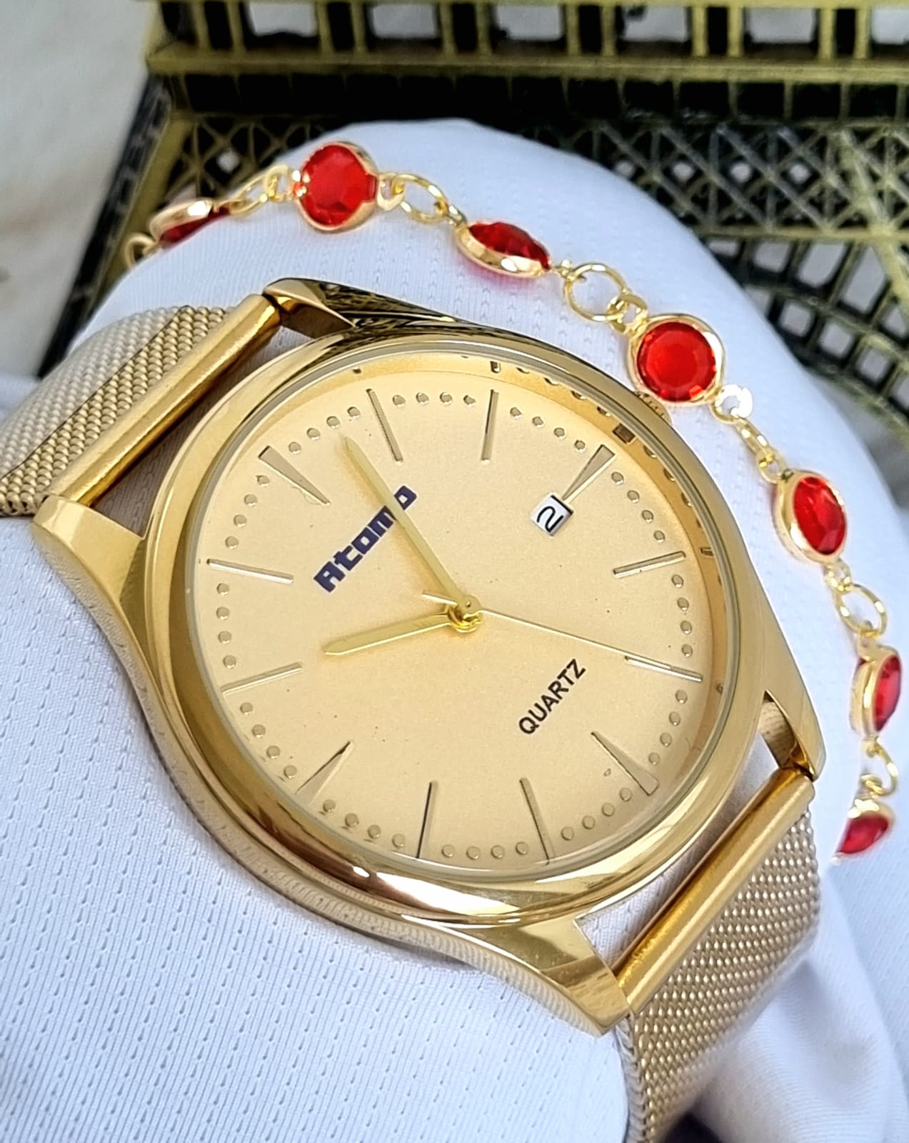 Relógio Feminino Pulseira Esteira Banhado a Ouro Atomo 9079K1