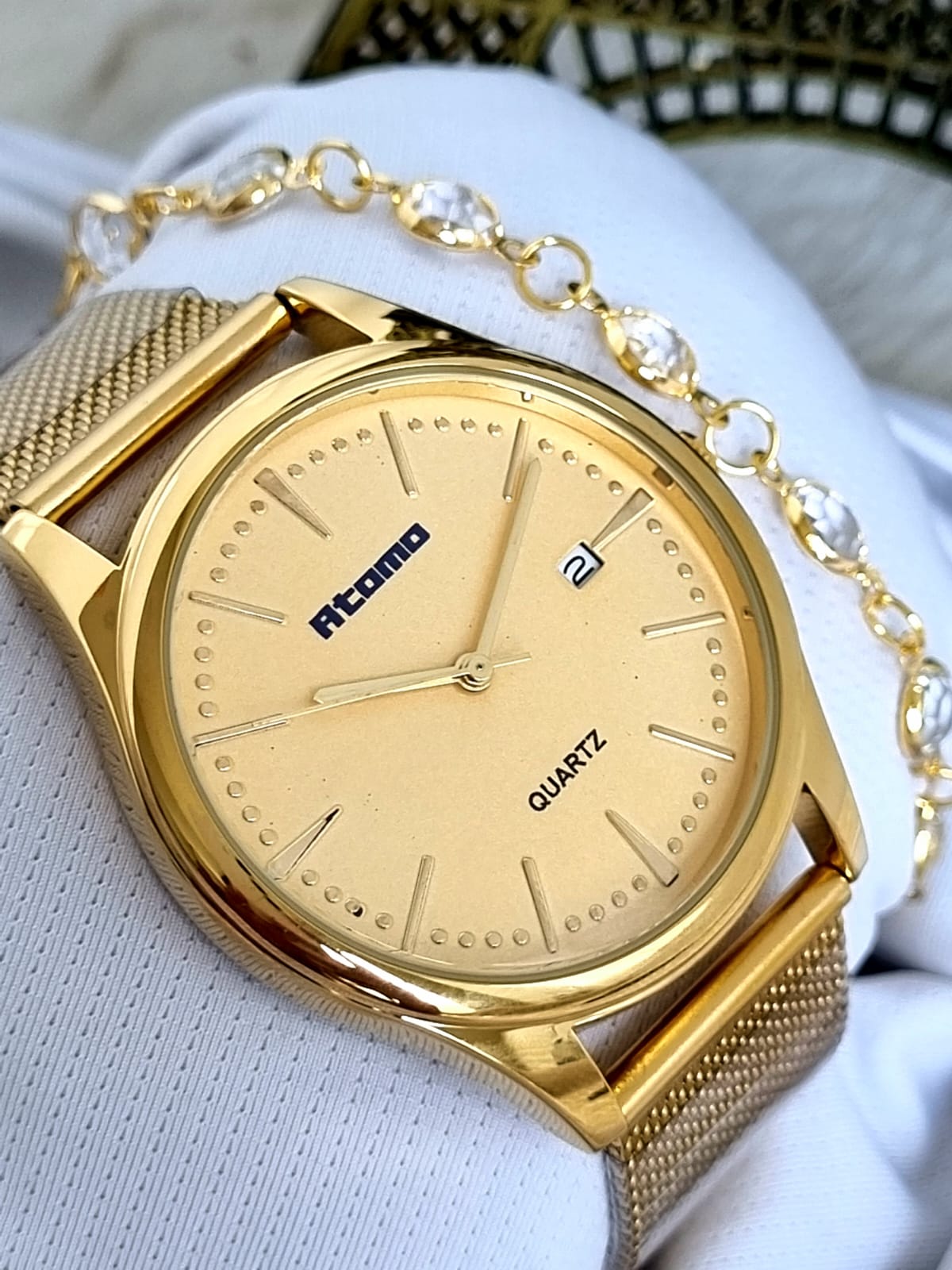 Relógio Feminino Pulseira Esteira Banhado a Ouro Atomo 9079K2