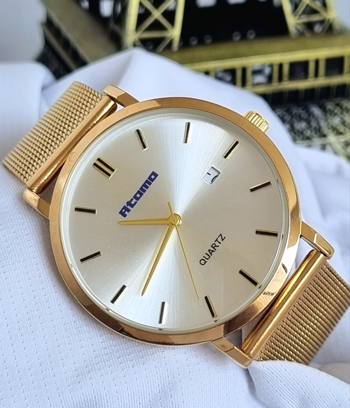 Relógio Feminino Pulseira Esteira Banhado a Ouro Atomo 9161