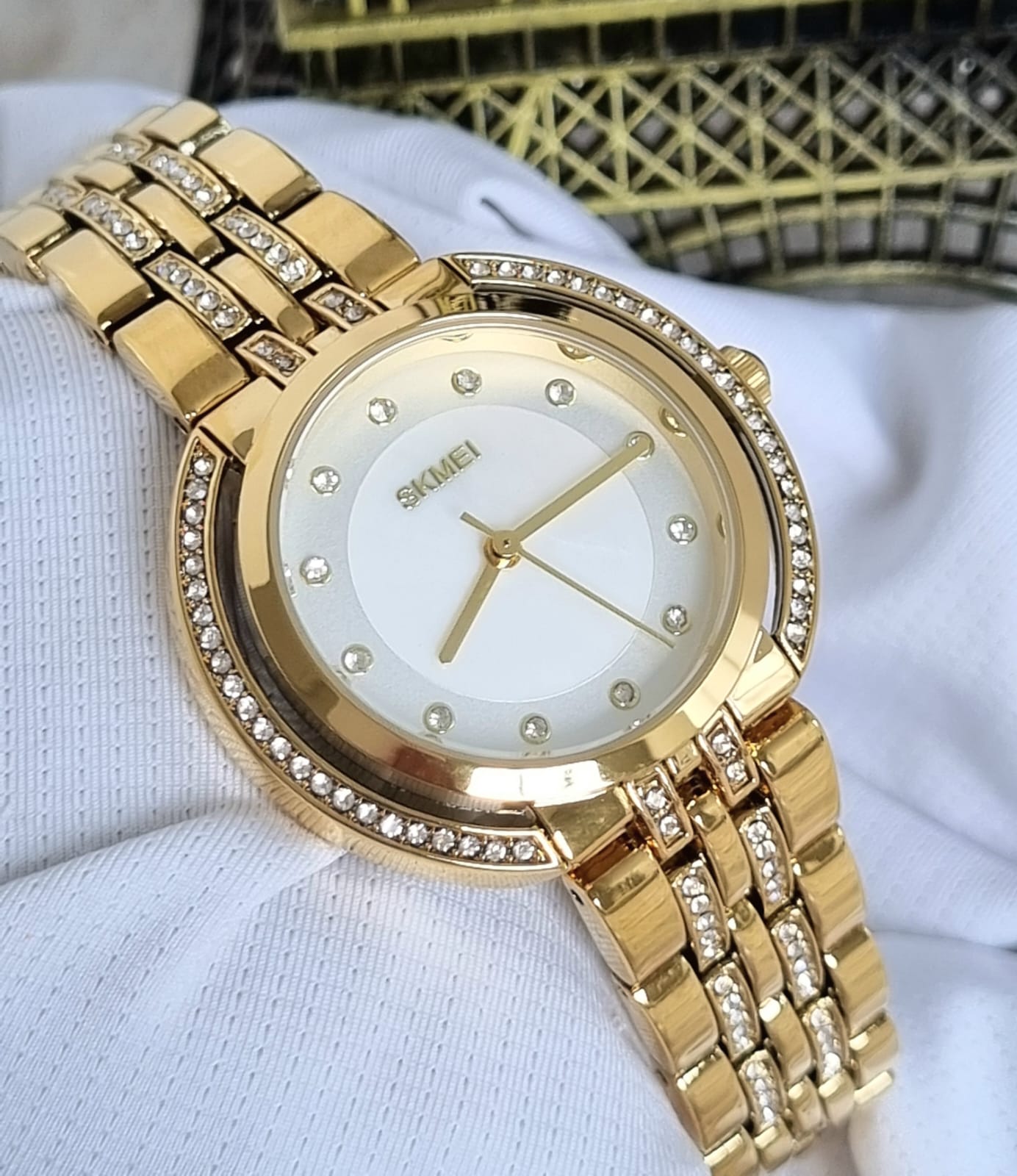 Relógio Feminino Dourado SKMEI 1979